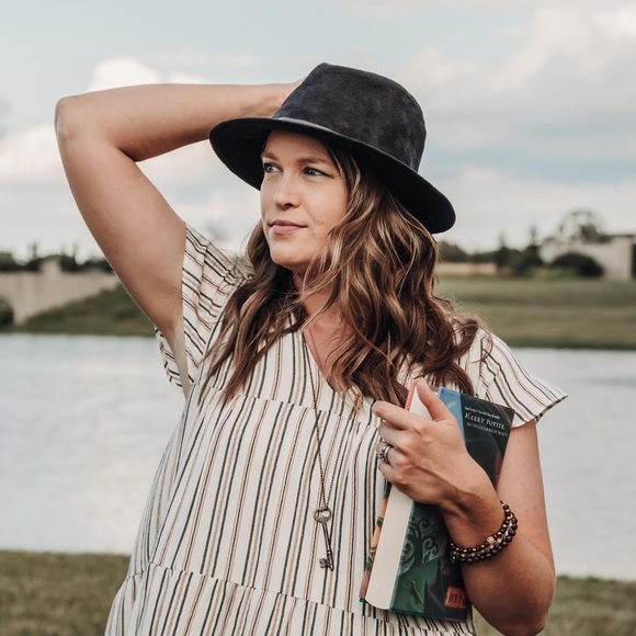 Meet your Posher, Kelly - Picture 2 of 3